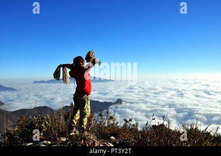 Visiter sur le haut de la montagne - La vue sur la MOC Bach Luong Tu moutain, la 4ème plus haute montagne dans le Viet Nam - Lao Cai, Lai Chau Banque D'Images