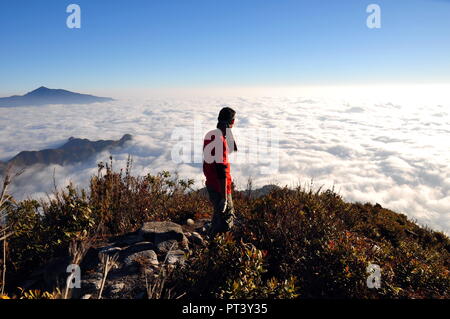 Visiter sur le haut de la montagne - La vue sur la MOC Bach Luong Tu moutain, la 4ème plus haute montagne dans le Viet Nam - Lao Cai, Lai Chau Banque D'Images