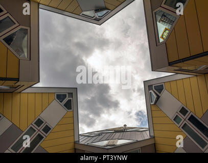 Maisons Cube à Rotterdam, Pays-Bas Vue de dessous en ternes de nuages pendant la journée. C'est un ensemble de maisons innovantes Banque D'Images