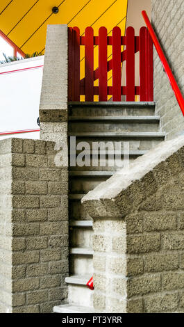 Entrée de la maison Cube avec escalier et petit rouge porte. C'est un ensemble de maisons innovantes à Rotterdam, Pays-Bas Banque D'Images