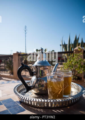 Thé à la menthe marocain traditionnel, servi sur un toit-terrasse d'un Riad Banque D'Images