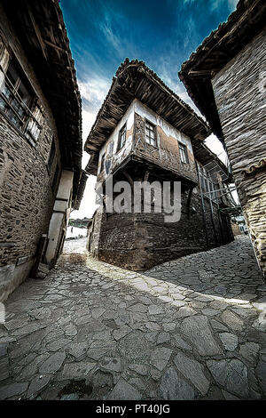 Birgi, caché dans un livre vert sur la géographie des pentes de Bozdağlar cool, peut être vu de platanes et des noyers avec de hauts murs de pierre, Banque D'Images