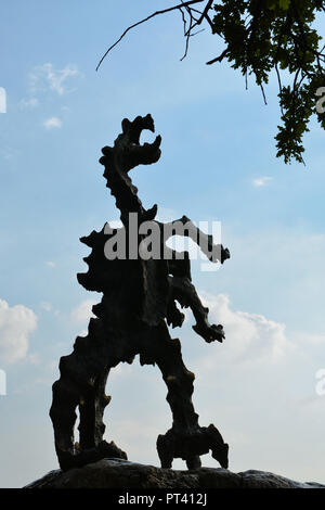 Silhouette du Dragon de Wawel à côté du château de Wawel à Cracovie, Pologne Banque D'Images