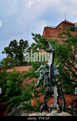 Le Dragon de la colline de Wawel à côté du château de Wawel à Cracovie, Pologne Banque D'Images