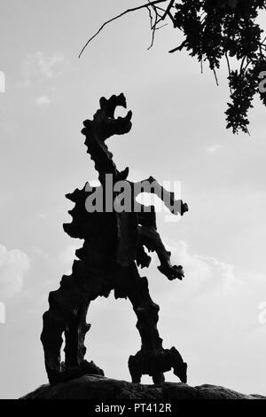 Silhouette du Dragon de Wawel à côté du château de Wawel à Cracovie, Pologne Banque D'Images