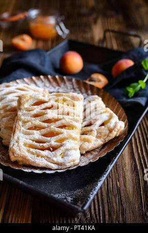 Délicieuses tartes pâte feuilletée rempli de confiture d'abricot et de fromage cottage Banque D'Images