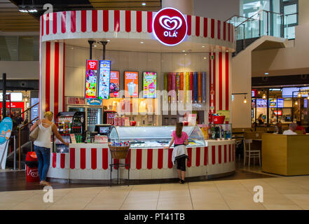 5 octobre 2018 parcourez les clients pour les vendre à un magasin de crème glacée de la LLO dans le terminal des départs à l'aéroport de Faro au Portugal Banque D'Images