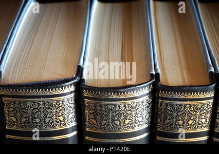 Vue du haut de trois livres avec décoration d'or sur la couverture, sur l'étagère Banque D'Images