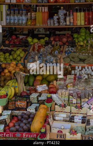 Une grande sélection de fruits et légumes colorés à la vente à un décrochage du marché pays grec dans la vieille ville de Kerkyra, Corfou, Grèce. Banque D'Images