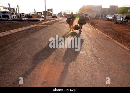 17 janvier 2013 - Bamako, Mali : soldats français arrivent à l'aéroport militaire de Bamako que la France intensifie ses opérations militaires pour récupérer le nord du Mali de combattants islamistes liés à Al Qaïda. Des troupes franaises arrivent a l'aeroport militaire de Bamako pour participer a l'opération Serval contre les jihadistes d'AQMI. *** FRANCE / PAS DE VENTES DE MÉDIAS FRANÇAIS *** Banque D'Images