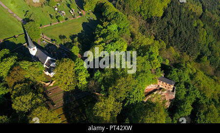 Cimetière militaire et l'hermitage Kastel avec chapelle funéraire, près de ferme du parc, Saartal, 3621 district, Rhénanie-Palatinat, Allemagne Banque D'Images