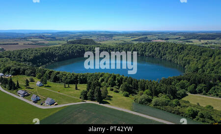 Lac volcanique près de Gillenfeld, Pulvermaar, Eifel volcanique de l'Eifel, Rhénanie-Palatinat, Allemagne, vue aérienne Banque D'Images