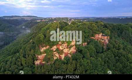 Cimetière militaire et l'hermitage Kastel avec chapelle funéraire, près de ferme du parc, Saartal, 3621 district, Rhénanie-Palatinat, Allemagne Banque D'Images