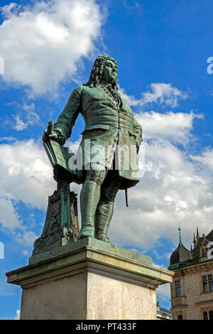 Händel' monument situé en face de l'hôtel de ville sur la place du marché, Halle an der Saale, Saxe-Anhalt, Allemagne Banque D'Images