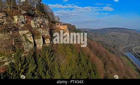 Chapelle Kastel avec chapelle funéraire de Johann von Luxemburg avec vue sur la vallée de la Sarre, près de ferme du Parc, 3621, Rhénanie-Palatinat, Allemagne Banque D'Images