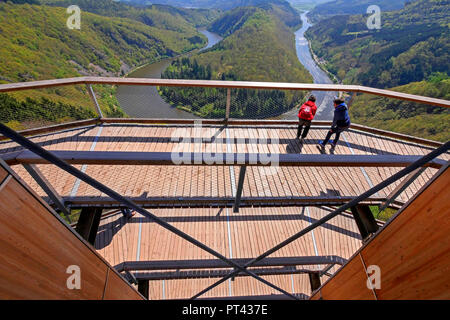 Vue depuis le sentier sur la canopée à la Saarschleife, Mettlach-Orscholz Cloef, Saarland, Allemagne Banque D'Images