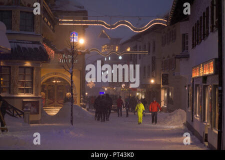 Vue sur le village en hiver la nuit, St Anton am Arlberg, Tyrol, Autriche. Banque D'Images