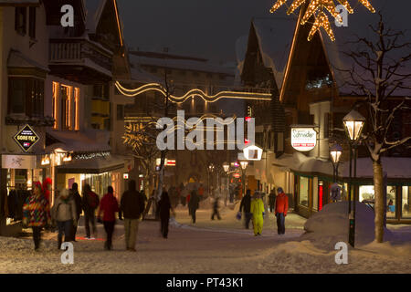 Vue sur le village en hiver la nuit, St Anton am Arlberg, Tyrol, Autriche. Banque D'Images