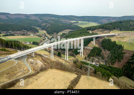 Plus haut pont de Rhénanie du Nord-Westphalie en construction dans le cadre de l'expansion de l'autoroute A46 entre la fin de l'achèvement et Olsberg connection dans le domaine de la route fédérale B7 en Bestwig en Rhénanie du Nord-Westphalie. Bestwig, Rhénanie-Palatinat, Hesse, Allemagne Banque D'Images
