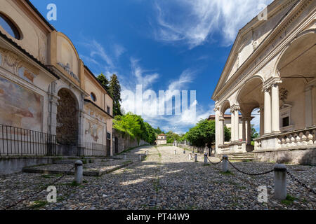 Vue sur les chapelles et la voie sacrée de Sacro Monte di Varese, UNESCO World Heritage Site, Sacro Monte di Varese, Varèse, Lombardie, Italie, Banque D'Images