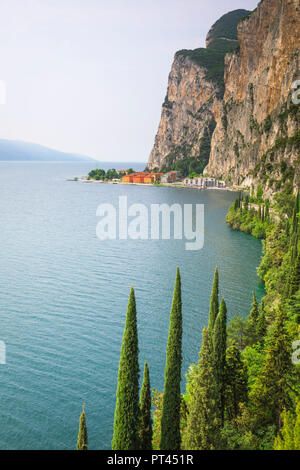 Strada della Forra, côté ouest du lac de Garde, Tremosine, district de Brescia, lac de Garde, Lombardie, Italie Banque D'Images