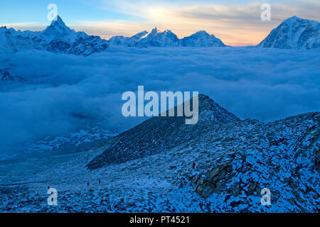 L'aube vue sur l'Ama Dablam et le Cholatse de Kala Pattar Banque D'Images