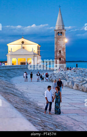 L'église Madonna dell'Angelo au crépuscule, Caorle, Vénétie, Italie Banque D'Images