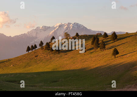 Col Nudo et Teverone Mont de Costa monter au coucher du soleil, Mezzomiglio Cansiglio, Préalpes, de Belluno, San Lorenzo del Vallo, province de Belluno, Veneto, Italie Banque D'Images