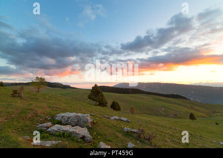 Coucher de soleil depuis le mont Costa, Mezzomiglio Cansiglio, Préalpes, de Belluno, San Lorenzo del Vallo, province de Belluno, Veneto, Italie Banque D'Images