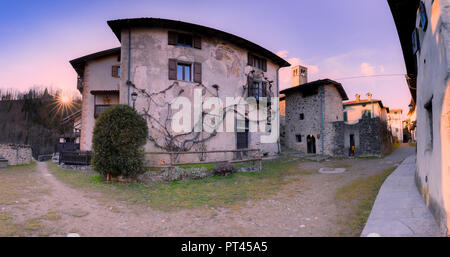 Vue panoramique sur la place principale au coucher du soleil, Camerata Cornello, Val Brembana, province de Bergame, Lombardie, Italie, Banque D'Images