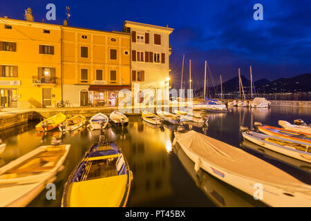 Crépuscule sur le port de Castelletto, Brenzone sul Garda, Lac de Garde, province de Vérone, Vénétie, Italie, Europe, Banque D'Images