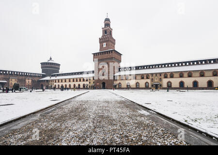 Le château des Sforza avec la neige, Milan, Lombardie, Italie, Europe, Banque D'Images