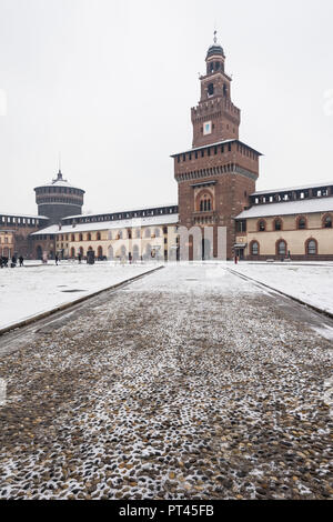 Le château des Sforza avec la neige, Milan, Lombardie, Italie, Europe, Banque D'Images