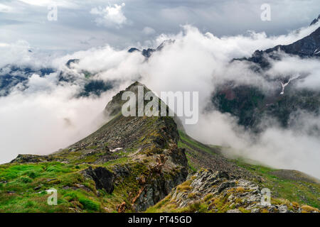 Les nuages autour de la montagne, Disgrazia Chiareggio, Valtournenche, province de Sondrio, Lombardie, Italie Banque D'Images