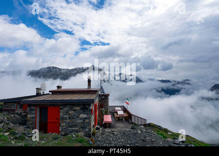 Les nuages autour de Del Grande Camerini refuge, Chiareggio, Valtournenche, province de Sondrio, Lombardie, Italie Banque D'Images