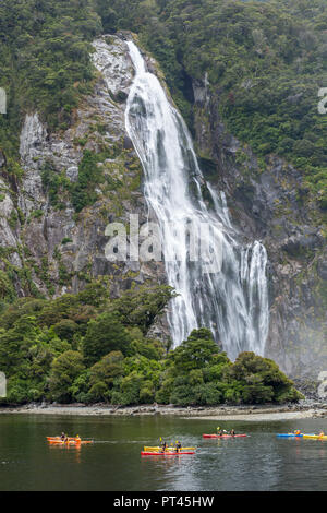 Les gens autour de Bowen Falls kayak à Milford Sound en été, Fiordland NP, Southland Southland district, région, île du Sud, Nouvelle-Zélande, Banque D'Images