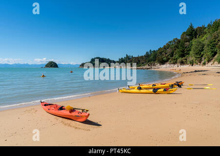 Kayaks sur la plage de Split Rock Apple, Kaiteriteri, région de Tasmanie, île du Sud, Nouvelle-Zélande, Banque D'Images