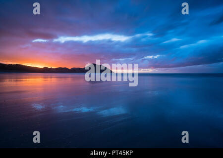 Coucher de Wharariki beach, Puponga, district de Tasmanie, île du Sud, Nouvelle-Zélande, Banque D'Images