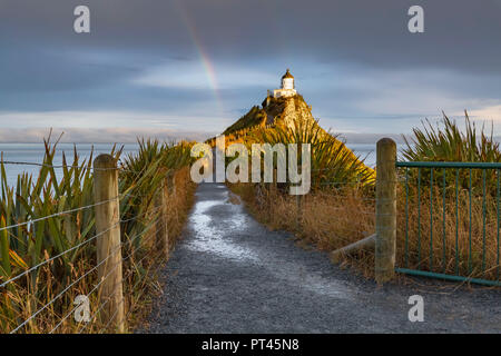 Rainbow au Nugget Point Lighthouse après la tempête, télévision Ahuriri, Clutha district, région de l'Otago, île du Sud, Nouvelle-Zélande, Banque D'Images