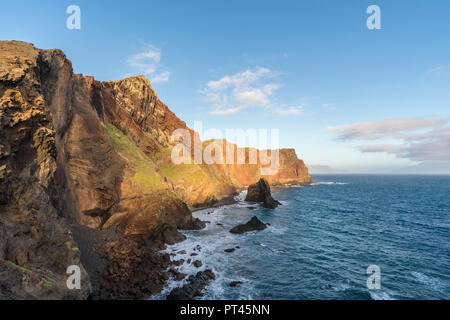 Les rochers et les falaises de l'océan Atlantique au point de St Lawrence, Canical, Machico, district de la région de Madère, Portugal, Banque D'Images