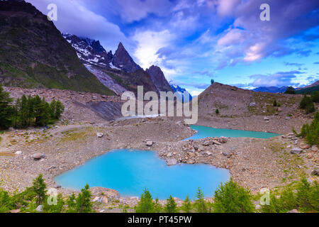 Laisser la place aux nuages le ciel clair au-dessus du lac de Miage Miage, Lac, Vallée Veny, Courmayeur, vallée d'aoste, Italie, Europe Banque D'Images