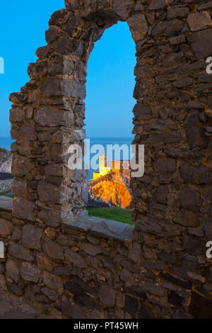 Voir l'église de St Peter, à partir de l'ancien château de Portovenere, village du district de La Spezia, ligurie, italie Banque D'Images