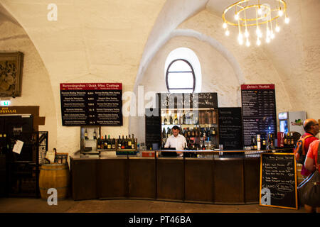 Drink bar et mini boutique à l'intérieur de sous-sol d'Heidelberger Schloss en vente voyageurs personnes à Château d'Heidelberg le 25 août 2017 dans Dusseldorf Banque D'Images