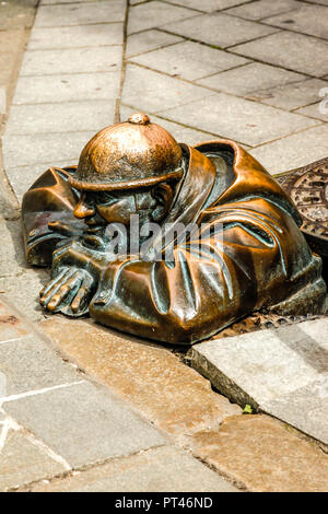 Sculpture en bronze d'un homme dans un trou appelé "l'homme au travail" à Bratislava, Slovaquie Banque D'Images