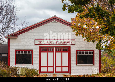 Canada, Québec, Estrie, Valcourt, Musée J. Armand Bombardier, musée consacré à l'inventeur de la motoneige moderne, inventeur d'origine de l'extérieur, garage Banque D'Images