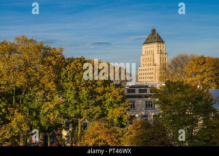 Canada, Québec, Québec, édifice : Building, l'un des plus anciens gratte-ciel au Canada, automne Banque D'Images