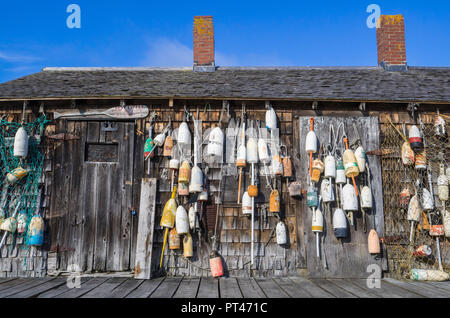 USA, New England, Maine, CAPE NEDDICK, lobster shack avec des bouées Banque D'Images