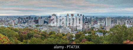 Canada, Québec, Montréal, augmentation de la skyline de Mount Royal, dusk Banque D'Images