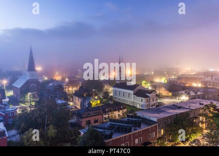 USA, New England, New York, Montpelier, élevée sur la ville, avec l'aube de l'automne, le brouillard du matin Banque D'Images