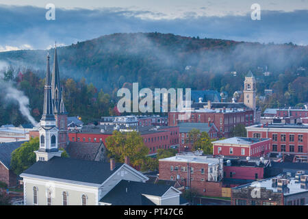 USA, New England, New York, Montpelier, élevée sur la ville, avec l'aube de l'automne, le brouillard du matin Banque D'Images